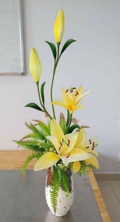 New style flower vase ideas Easter Lilies Arrangement, Yellow Lily Bouquet, Yellow Flowers Arrangements, Lilly Arrangements, Lily Floral Arrangements, Flower Arrangements Yellow, Lilly Flower Arrangements, Lily Flower Arrangements, Yellow Lily Flower