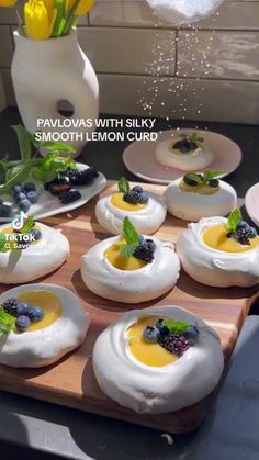 Pavlova Recipe, Sweet Dishes Recipes, Sweet Snacks Recipes, Fair Food Recipes, Food Recepie, Cooking Recipes Desserts, Lemon Curd, Mini Desserts, Desert Recipes