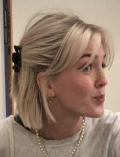 How To Rock The Curtain Bang Trend With Short Hair Haircuts Straight Hair, Penteado Cabelo Curto, Short Hair Haircuts, Short Hair With Bangs, Short Blonde Hair, Cut My Hair, Hair Tutorials, Hair Inspo Color, Aesthetic Hair