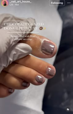 French Dip Color Nails, Donut Glaze Chrome Nails, Iced Brownie Nails, Year Round Nail Color, Glazed Doughnut Toenails, Chocolate Glazed Nails Hailey Bieber, Short Chrome Nails Fall, Donut Glaze Nails Short, Glazed Donut Nail Ideas