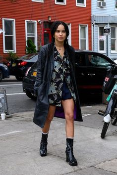 Zoe Kravitz Style, Zoë Kravitz, Look Grunge, 90s Trends, Long Leather Coat, Look Rock, Zoe Kravitz, Celeb Style, High Fidelity