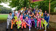 a group of young children posing for a photo in front of a sign that says werk