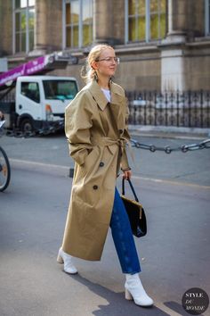 Trenchcoat Style, Dress Like A Parisian, Turtleneck Outfit, Trench Coat Outfit, Fall Trends Outfits, Trench Coat Style, Beige Blazer