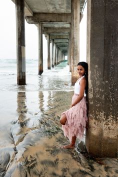 Travel senior photography ideas for senior girl Cool Senior Pictures, Account Photo, Senior Portrait Outfits, Grad Photoshoot, Beach Photography Poses