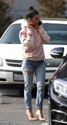 Kardashian Casual Outfit, Looks Adidas, Kourtney Kardashian Style, Kardashian Outfit, Fashion Goals, Heels Outfits, Moda Chic, Outfit Trends, Kardashian Style