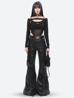 Diese Cyberpunk-Cargohose aus Kunstleder kombiniert mutigen Streetwear-Stil mit Funktionalität. Mit mehreren Cargo-Taschen und metallischen Akzenten bietet sie einen praktischen Touch. Perfekt mit einem taillierten Oberteil oder einer übergroßen Jacke für einen rebellischen Look.



 Cyberpunk-Ästhetik

 Doppelte Taschen vorne

 Cargo-Taschen

 Gürtelschlaufendetail

 Ösenbänder an der Seite

 Metall-Accessoire mit Druckknopf am Bein

 Hohe Taille

 Ausgestellt

 aus PU Gothic Black Leather Pants For Concerts, Black Gothic Leather Pants For Concerts, Punk Bottoms With Pockets For Concert, Black Utility Leather Pants For Streetwear, Edgy Wide Leg Leather Pants With Pockets, Punk Pants With Pockets For Concert, Punk Style Pants With Pockets For Concerts, Fall Punk Cargo Pants, Fall Punk Style Cargo Pants