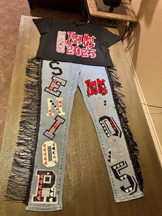 Senior set for the class of 2025 seniors! Our custom shirts, sweatshirts. Jeans, shirts and jogging set. The design will be changed to 2025. Senior Jeans Painted 2025, Senior Pants Ideas, Senior Painted Jeans, Senior Pants, Senior Year Diy, Senior Outfits, Senior Jeans, Senior Stuff, Senior Shirts