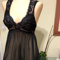 Nwt Forever 21 Lingerie Sets/Sl Black Lace Sz Small Polyester/ Spandex Black With Lace Date Night Camisole With Built-in Bra, Lined Body Camisole For Night Out, Forever 21 Pajamas, Clothing Png, How I Wish, Crop Bra, Gray Sports Bra, Fun Clothes, Fredericks Of Hollywood