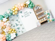 balloons are arranged in the shape of a bird and dove arch for a one lucky duck birthday party