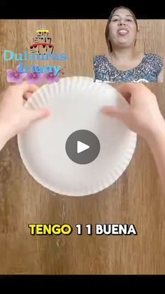 a person holding a paper plate with the words tengo 1 buena on it