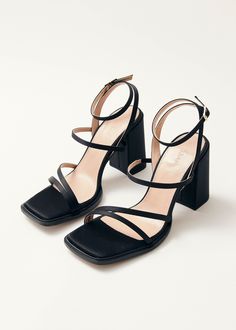 Sandalias de tiras negras de satén ¡Tan suaves! Las sandalias Alexa vienen en satén negro con un acabado ligeramente transparente. Perfectas para todo tipo de fiestas, tienen tiras delicadas y tacones cuadrados que te dejarán bailar toda la noche. Combina tus sandalias de tiras con un modelo sedoso para hacer tu gran entrada e incluso mejor salida. Black Strap Heels, Headphone Accessories, Fun Heels, Black Block Heels, Black Strappy Heels, Chunky Block Heels, Black Sandals Heels, Party Style, Fragrance Gift Set