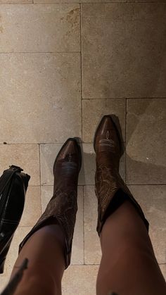 real brown cowgirl boots Western Boots Outfit Summer, Cowgirl Boots Aesthetic, Classy Cowgirl Outfits, Lyla Sage, Country Girl Aesthetic, Boots Aesthetic, Cowgirl Boots Outfit, Classy Cowgirl, Cowboy Aesthetic