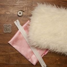 Diy Faux Fur, Rabbit Crafts, Fur Clutch, Faux Fur Purse, Diy Clutch, Fur Purse, Fur Handbags, Sewing Tutorials Free, Fur Bag