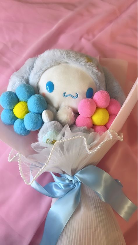 Cinnamon Roll Bouquet, Cinnamon Roll Birthday, Cinnamon Roll Plush, Cinnamon Roll Hello Kitty, Cinnamon Roll Sanrio, Plush Bouquet, Pink Era, Sanrio Stuff, Birthday Basket