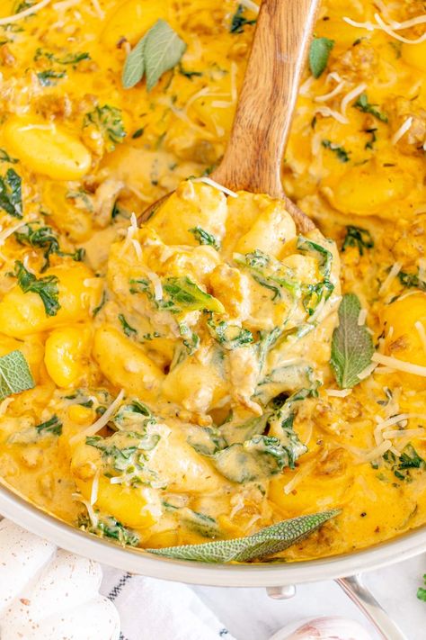 This gorgeous recipe with gnocchi, pumpkin, sausage, and kale, makes a great midweek dinner. It's so easy to make and it's also a one-pot dish so cleanup is going to be a breeze too. This dish is rich, creamy and cheesy. It's a versatile recipe that makes fantastic comfort food and it's also amazing enough for a special occasion dinner. Once you taste this incredible dish, you're going to want to make it again and again. It's everything you want - easy, tasty and appealing to the whole family! Gnocchi Pumpkin, Sausage Gnocchi, Pumpkin Sausage, Pumpkin Recipes Dinner, Sausage And Kale, Pumpkin Gnocchi, Special Occasion Dinner, Pumpkin Delight, Creamy Macaroni And Cheese