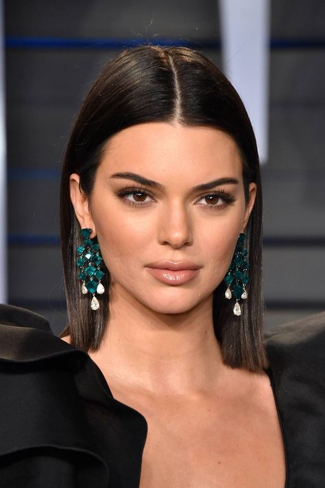 At the 2018 Vanity Fair [link url="http://www.glamourmagazine.co.uk/event/oscars"]Oscar[/link] Party, [link url="http://www.glamourmagazine.co.uk/person/kendall-jenner"]Kendall[/link] opted for straight hair tucked behind her ears to show off those gorgeous earrings. Obsessed with this look! Kendall Jenner Haircut, Slick Straight Hair, Longbob Hair, Corte Long Bob, Kendall Jenner Hair, Jenner Hair, Long Bobs, Hair Tuck, Corte Bob