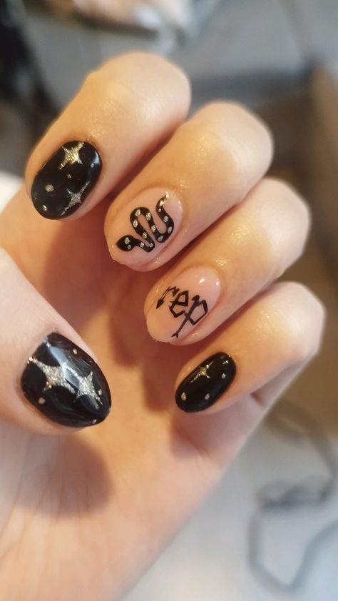 Black Reputation Nails, Rep Era Taylor Swift Nails, Taylor Swift Reputation Nail Art, Rep Era Nails, Reputation Themed Nails, Eras Tour Nails Reputation, Reputation Nail Ideas, Taylor Swift Nails Short, Eras Tour Makeup Ideas Reputation