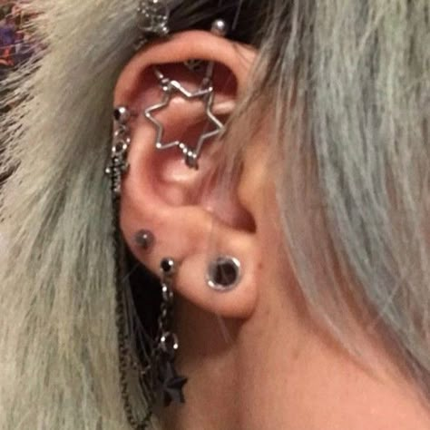 Alternative Ear Piercings, Ear Setup, Piercing Setup, Piercing Stack, Cool Piercing, Izzy Core, Piercing And Tattoo, Pretty Piercings, Tapers And Plugs