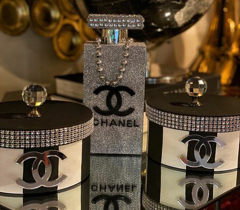 Diy Chanel Candle, Chanel Inspired Room, Wedding Decorations Diy Centerpiece, Chanel Birthday Party, Chanel Birthday, Summer Makeup Trends, Bling Bottles, Chanel Decor, Chanel Party