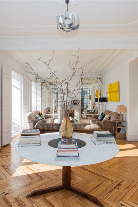 This bright and airy apartment sits within a 1920s building in Madrid’s Salamanca. The classicist Madrid apartment is on the building’s fourth floor and has two balconies overlooking the bustling streets below. The pad is located just off the Golden Mile shopping district. Via The Sibarist #madrid #spain #property #design #architecture #interiors #interiorstyle Spain Apartment Interior Design, Madrid Apartment Interiors, Madrid Apartment Aesthetic, Madrid House, Airy Apartment, Coastal Cabin, Madrid Apartment, Big Balcony, Best Homes