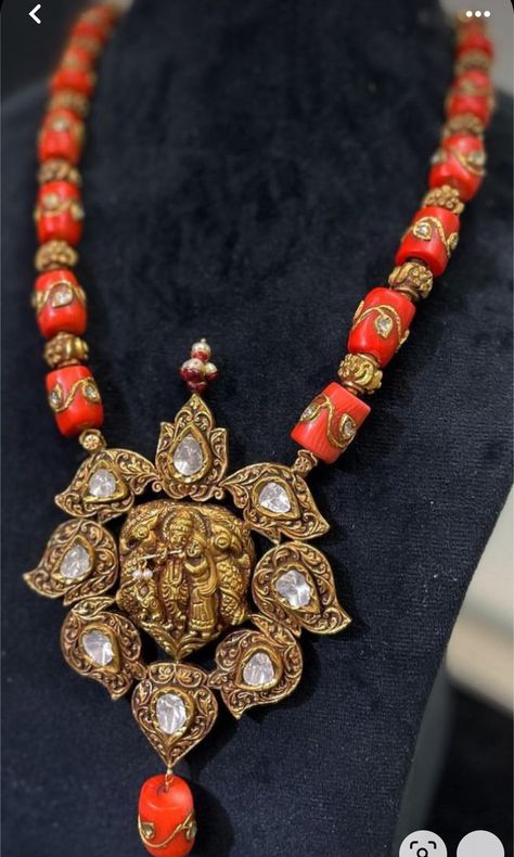 Lakshmi Jewellery, Gold Antique Jewellery, Engagement Stage, Kemp Jewellery, Coral Jewellery, Terracotta Jewellery Designs, Diamond Locket, Gold Jewelry Outfits