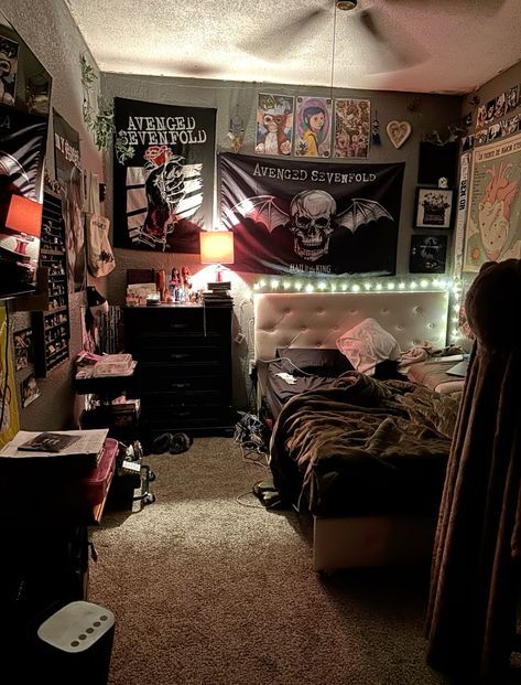 Heavy Metal Bedroom Ideas, Clean Dark Room Aesthetic, Small Grunge Room, Bedroom Inspo Grunge, Metal Room Aesthetic, Rockstar Bedroom Aesthetic, Alt Bedroom Aesthetic, Emo Room Aesthetic, Emo Bedroom Aesthetic