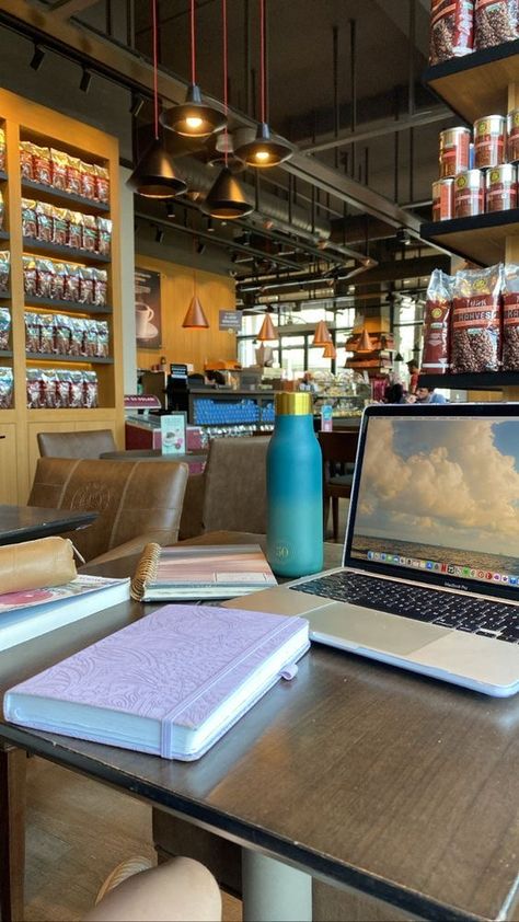 Study At Coffee Shop, School Essentials College, College Room Aesthetic, College Study Aesthetic, College Life Aesthetic, Back To School Must Haves, At Coffee Shop, University Students Life, Room Decor College