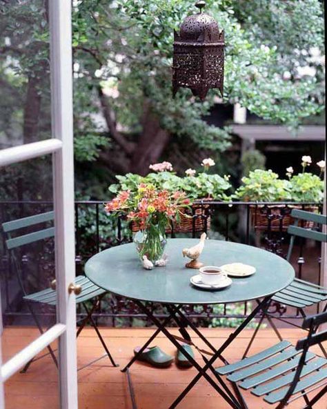 pretty Balcony Inspiration, Small Balconies, Ideas Terraza, House Terrace, French Bistro Chairs, Tiny Balcony, Urban Gardens, Folding Furniture, Bistro Chairs