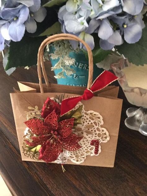 Decorated Paper Bags For Christmas, Homemade Gift Bags, Diy Christmas Tags, Creative Gift Baskets, Decorated Gift Bags, Homemade Bows, Gift Wrapping Techniques, Gift Bags Diy, Gifts Wrapping Diy