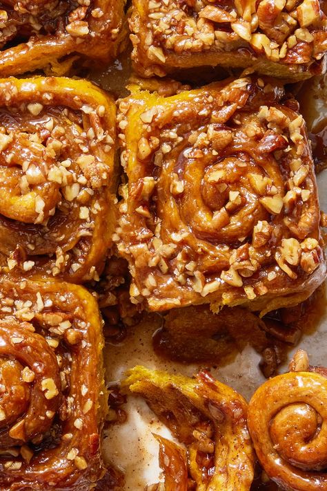 Pumpkin Sticky Buns Football Breakfast, Pumpkin Sticky Buns, Slow Cooker Pumpkin Butter, Pumpkin Buns, Pumpkin Spice Recipes, Football Foods, Breads Recipes, Pumpkin Spice Pancakes, Sticky Buns Recipes