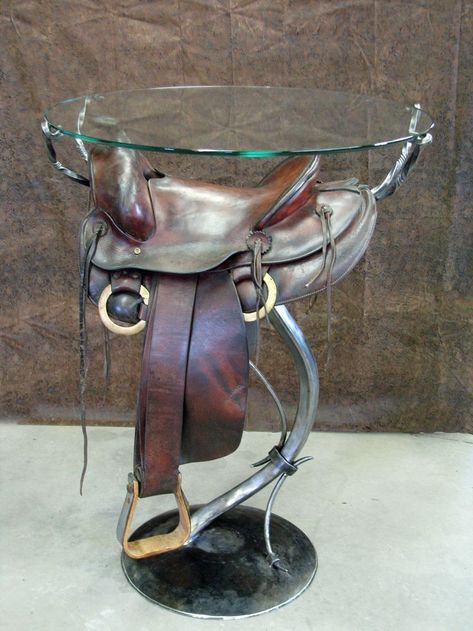 Saddle Crafts Ideas, Old Saddle Decor Ideas, Horse Saddle Decor Ideas, Horse Furniture, Saddle Bar Stools, Ranch Decor, Horseshoe Crafts, Luxury Outdoor Furniture, Equestrian Decor