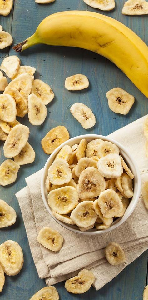 How to Dehydrate Fruits & Veggies: A Beginner's Guide Dehydrated Banana Chips, Homemade Banana Chips, Banana Chips Recipe, Dehydrated Bananas, Dried Banana Chips, Banana Slices, Dried Bananas, Dehydrated Fruit, Healthy Snack Options