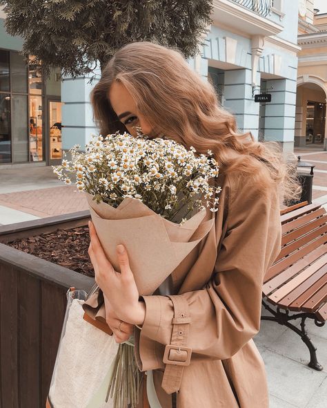 A Bunch Of Flowers, A Bouquet Of Flowers, Trik Fotografi, Beige Aesthetic, Bouquet Of Flowers, Bunch Of Flowers, How To Pose, Insta Photo Ideas, Photography Inspo