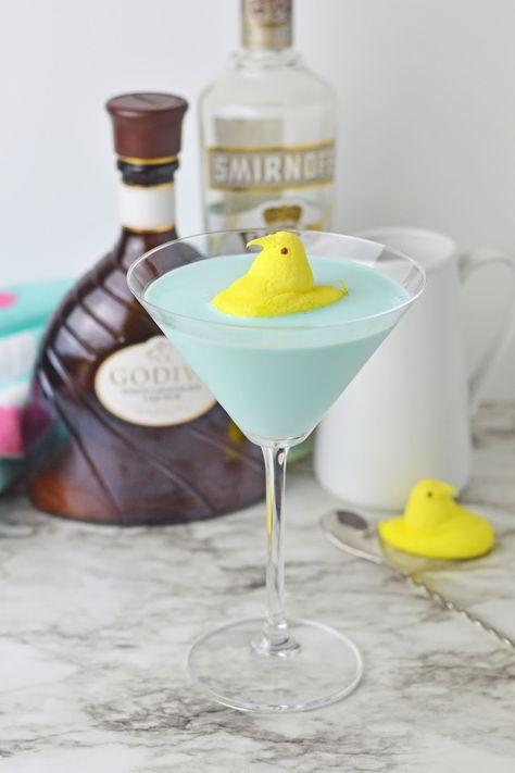 Peep Martini Recipe, Easter Peeps Martini, Easter Alcoholic Drinks Peeps, Easter Espresso Martini, Bunny Mary Cocktail, Easter Martini Cocktails, Easter Themed Cocktails, Easter Themed Drinks, Peep Drink