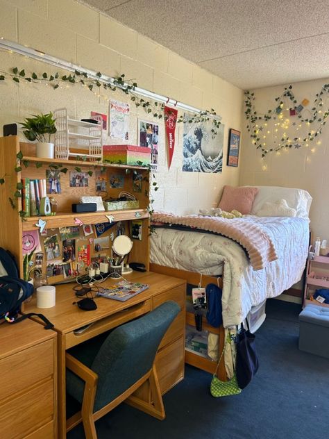 Room Ideas Dorm, Dorm Room Ideas For Girls, Vintage Dorm, Room Ideas For Girls, Uni Dorm, Dorm Room Layouts, College Dorm Room Inspiration, Dream Dorm Room, Small Dorm