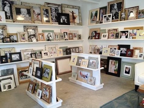 Photo Studio Interior, Picture Frame Store, Art Fair Display, Framed Art Display, Photo Frame Shop, Photo Walls, Photo Frame Display, Retail Store Interior Design, Ducati Hypermotard