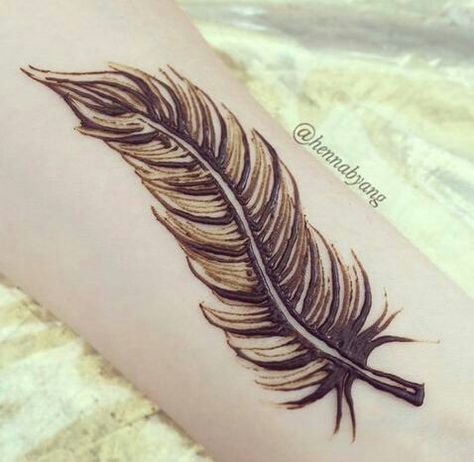 Feather Mehndi Design, Feather Mehendi Designs, Feather Mehndi, More Pankh Mehndi Design, Basic Peacock Mehndi Designs, Henna Fun, Modern Henna, Modern Henna Designs, Design For Beginners