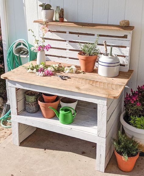 Pallet Potting Bench Diy, Pallet Potting Table, Potting Benches Diy, Pallet Picnic Tables, Pallet Potting Bench, Potting Bench Plans, Pallet Planter Box, Pallet Sectional, Potting Benches