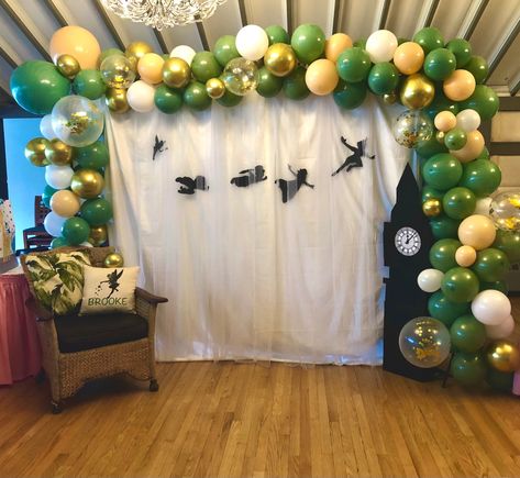 Peter Pan. Neverland. Balloon arch. Photo backdrop. Peter Pan Shower Ideas, Peter Pan Birthday Decoration, Peter Pan Photo Booth, Disney Hoco Decorations, Peter Pan Balloon Arch, Peter Pan Onederland Party, Neverland Backdrop, Baby Shower Themes For Boys Disney, Disney Photo Backdrop