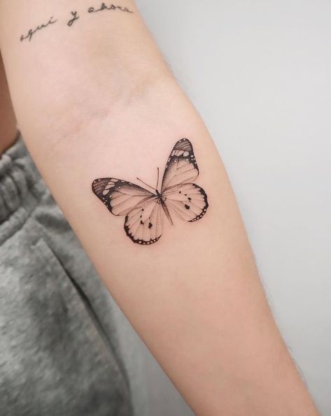 Butterfly Leg Tattoos, Tattoo Papillon, Realistic Butterfly Tattoo, Tattoo Art Design, Image Drawing, Small Shoulder Tattoos, Butterfly Tattoos For Women, Feather Tattoo Design, Small Pretty Tattoos