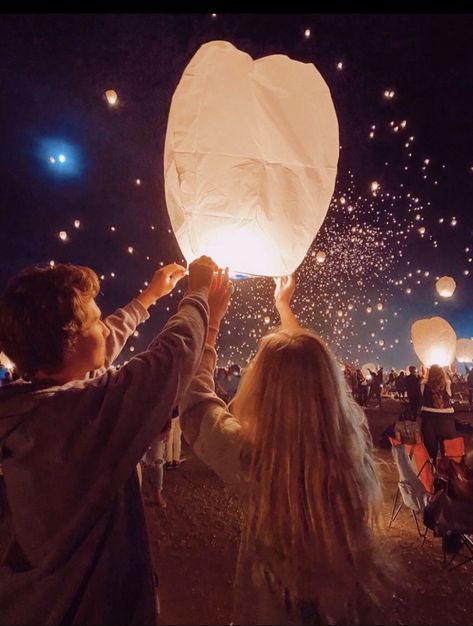 Lantern Fest, Couples Things To Do, Dream Dates, Floating Lanterns, Cute Date Ideas, Floating Lights, Photography Posing Guide, Bridal Photoshoot, Photo Couple