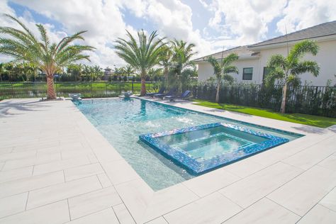 Infinity Pool Ideas, Pool Design Modern, Infinity Spa, Pool Tile Designs, Spa Tile, Edge Pool, Florida Pool, Infinity Edge Pool, Modern Pools