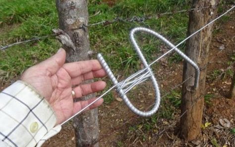 Here's the homemade wire tightener. Electric Fence For Cattle, Fencing Tools, Livestock Fence, Electric Fencing, Earth Bag Homes, Chicken Tractors, Deer Fence, Health Unit, Fencing & Gates