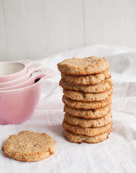 11 Three-Ingredient Cookie Recipes That Are Totally Foolproof via @PureWow Banana Coconut Cookies, Three Ingredient Cookies, Vegan Cookies Recipes, Cookies Vegan, Banana Cookies, Banana Coconut, Coconut Cookies, Healthy Cookies, Vegan Cookies