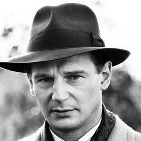 image Liam Neeson Movies, Schindler's List, Septième Art, Ralph Fiennes, Irish Actors, Liam Neeson, Forrest Gump, Wearing A Hat, Universal Pictures