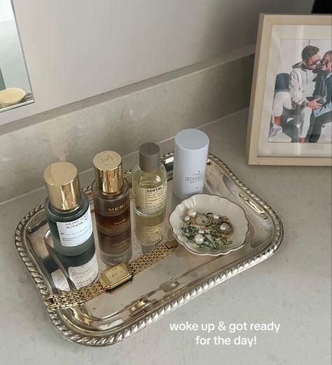 Apartment Bathroom Decor Ideas Classy, Dainty Room Aesthetic, Perfume Tray Ideas, Perfume Tray Aesthetic, Skincare Tray, Tray For Perfume, Miranda Hobbes, Makeup Tray, Perfume Tray