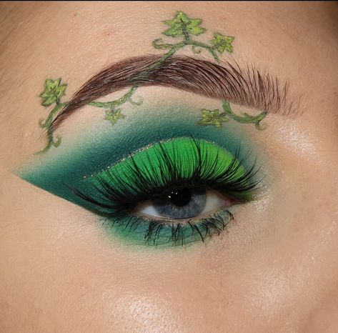 Mother Nature Eye Makeup, Plant Themed Makeup, Position Ivy Makeup, Leaf Makeup Look, Mother Nature Makeup Looks, Green Ivy Makeup, Forest Theme Makeup, Poison Ivy Eye Makeup, Poison Ivy Halloween Makeup