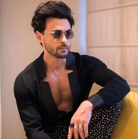 Actor Aayush Sharma, clocks five glorious years in film industry, he made his acting debut with Loveyatri, which also starred Warina Hussain, takes to his social media and pens a powerful note.Sharing a video post on his social media, Aayush Sharma wrote, “So I completed 5 years in the industry today, 5th October 2018 Loveyatri released and wow what a journey it has been. Somebody rightly said that your first film is always going to be special, hits and flops will keep happening but nothing c... Warina Hussain, Aayush Sharma, South Star, I Am The One, Film Industry, Big Screen, On Set, A Video, Acting