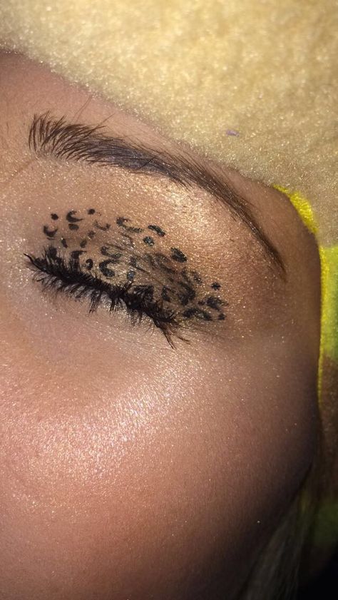 Cheetah/leopard print eye makeup Leopard Print Eye Makeup, Leopard Print Eyeshadow, Cheetah Print Eyeshadow, Leopard Eye Makeup, Cheetah Halloween, Leopard Print Makeup, 2000s Makeup Looks, Cheetah Makeup, Y2k Cheetah Print