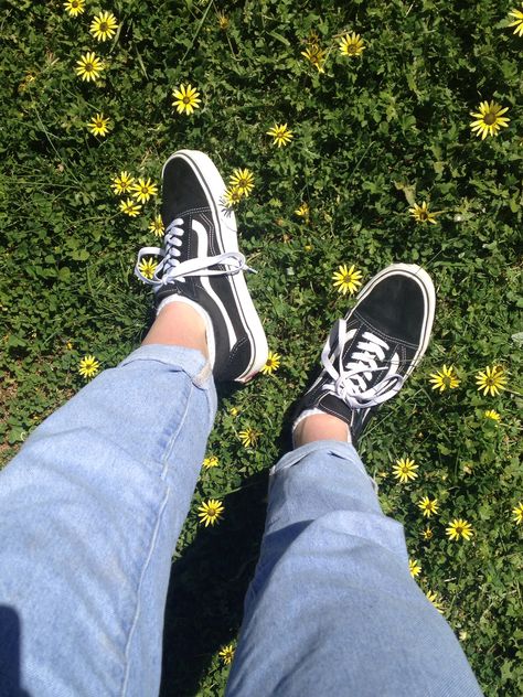 Black Vans Aesthetic, Vans Old Skool Aesthetic, Vans Shoes Aesthetic, Vans Flowers, Aesthetic Vans, Vans Shoes Old Skool, Vans Aesthetic, Shoes Wallpaper, Tenis Vans